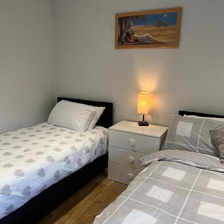Mj Serviced Apartment Up To 6 Guest - Luxurious Living In West London Next To Tube Station & Central London Hanwell Exterior foto