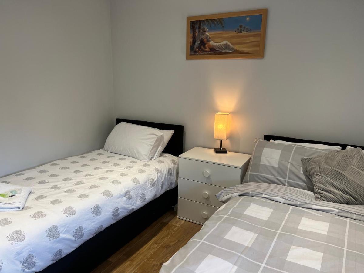 Mj Serviced Apartment Up To 6 Guest - Luxurious Living In West London Next To Tube Station & Central London Hanwell Exterior foto