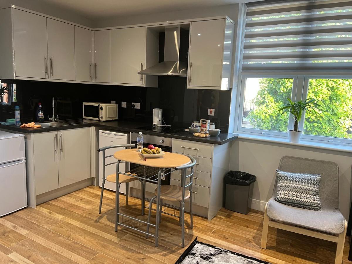 Mj Serviced Apartment Up To 6 Guest - Luxurious Living In West London Next To Tube Station & Central London Hanwell Exterior foto